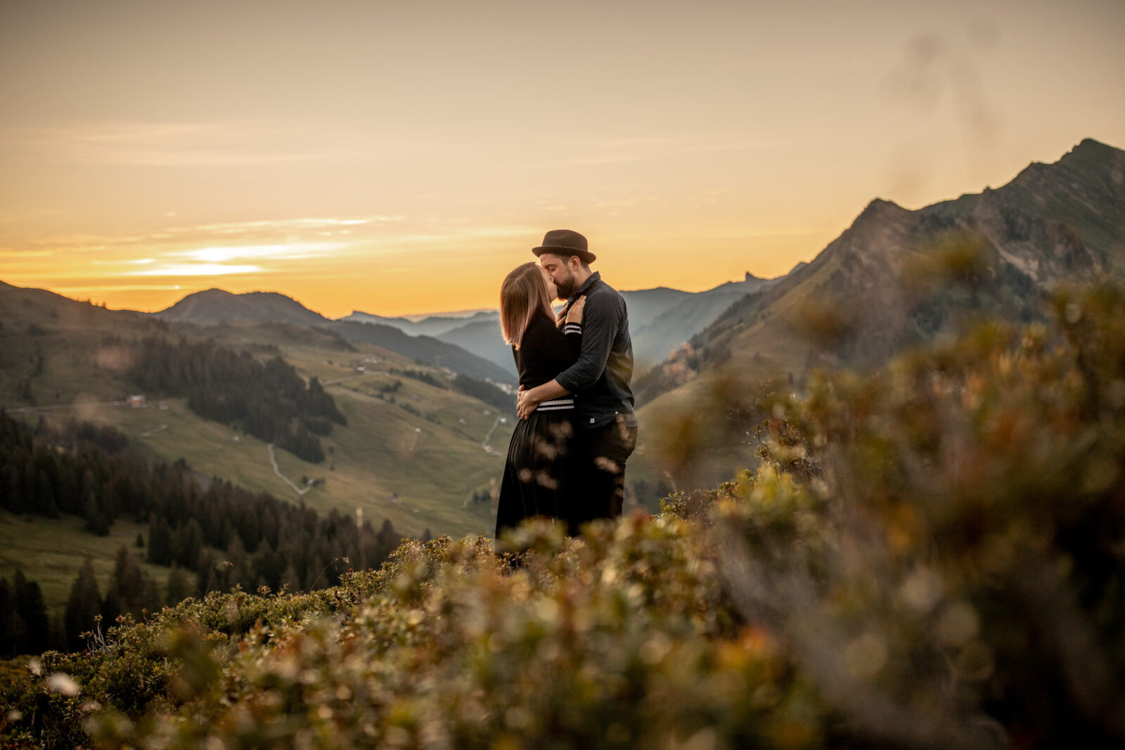 sunrise couple photos in the mountains of vorarlberg