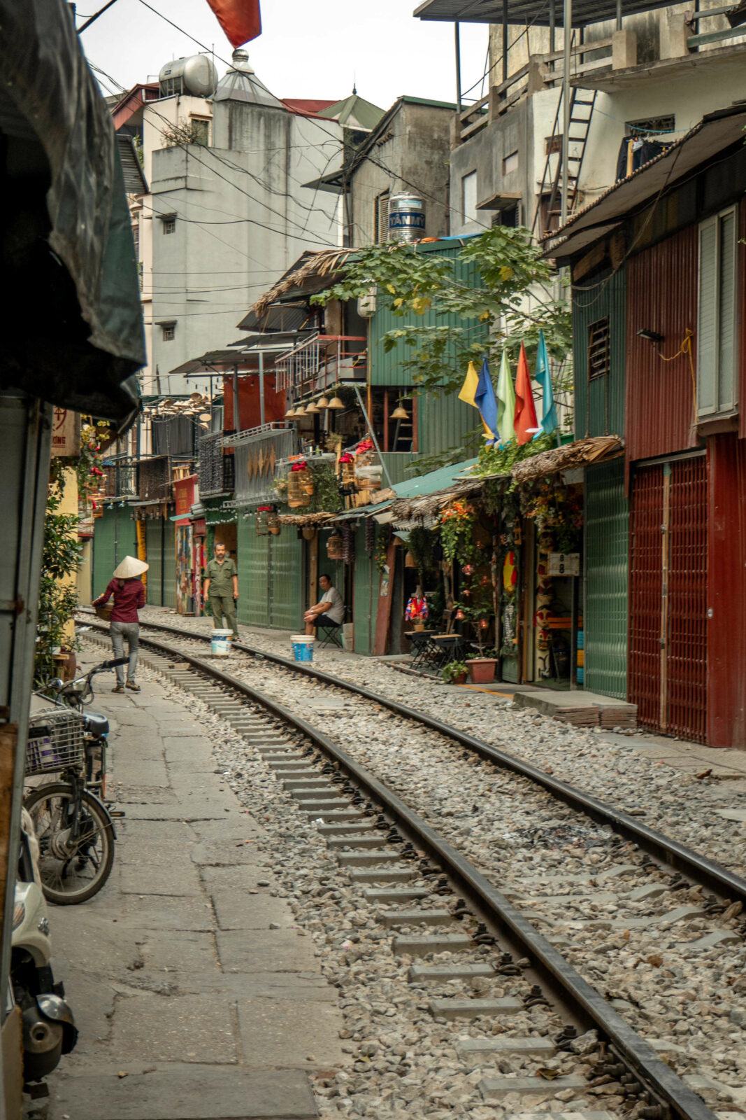 Gleise durch die engen Straßen von Hanoi