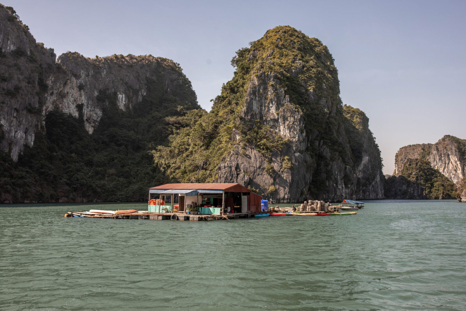 Vietnam schwimmende Häuser