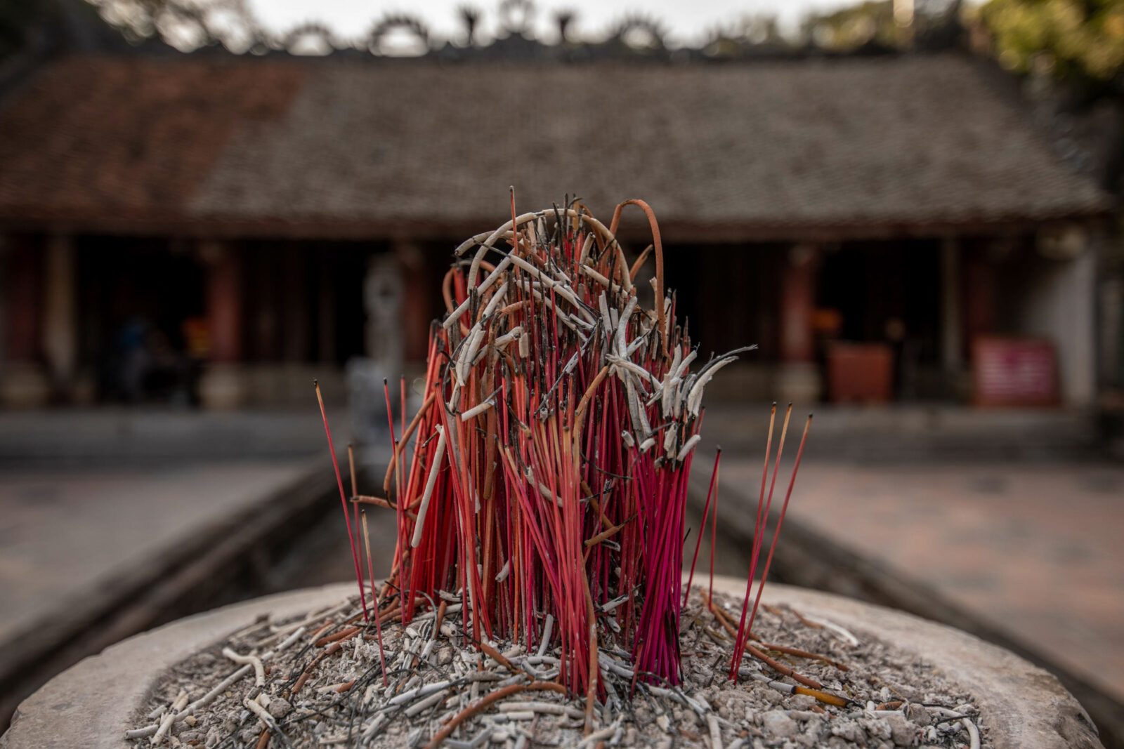 räucherstäbchen vietnam vor tempel