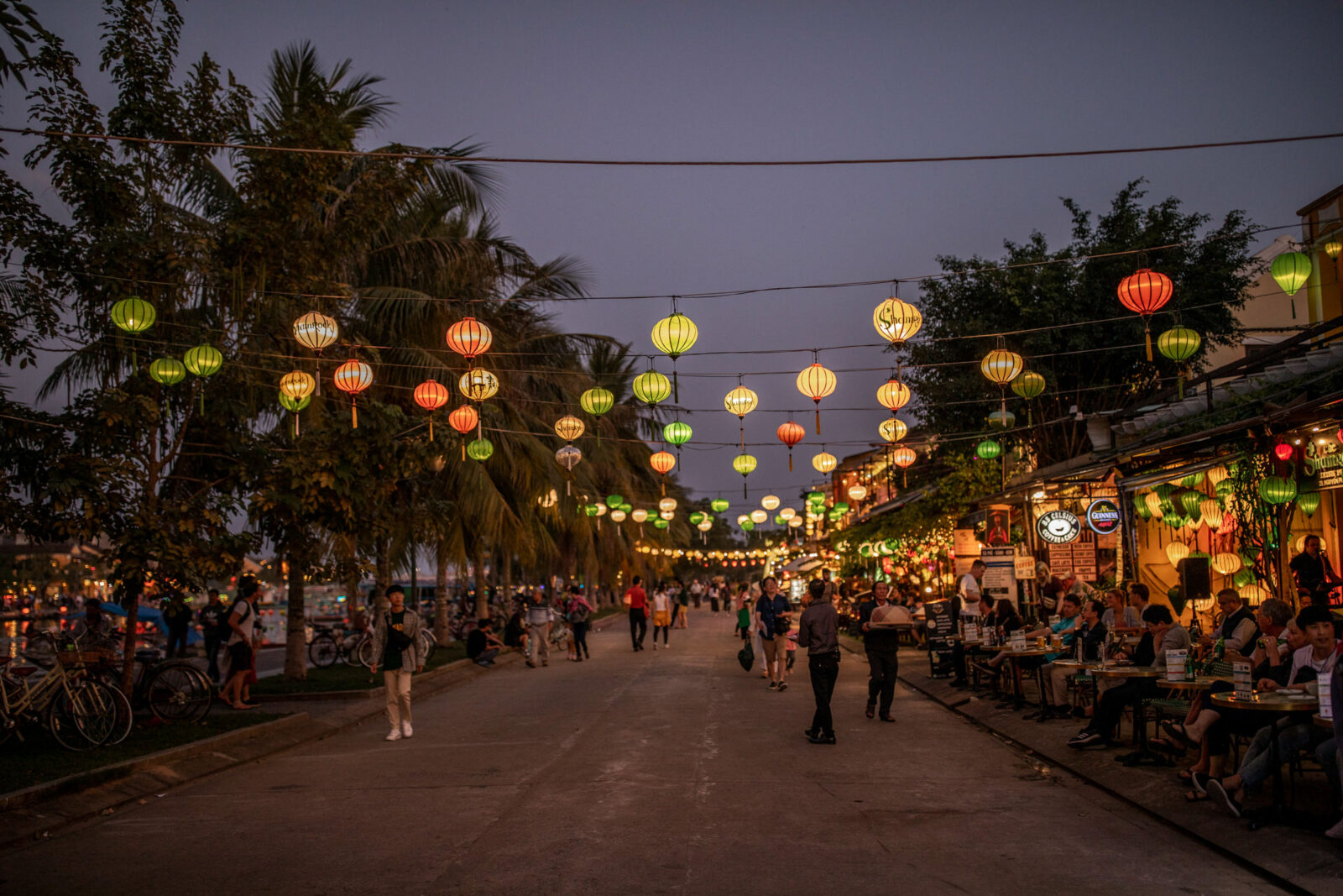 lampion in der nacht in vietnam