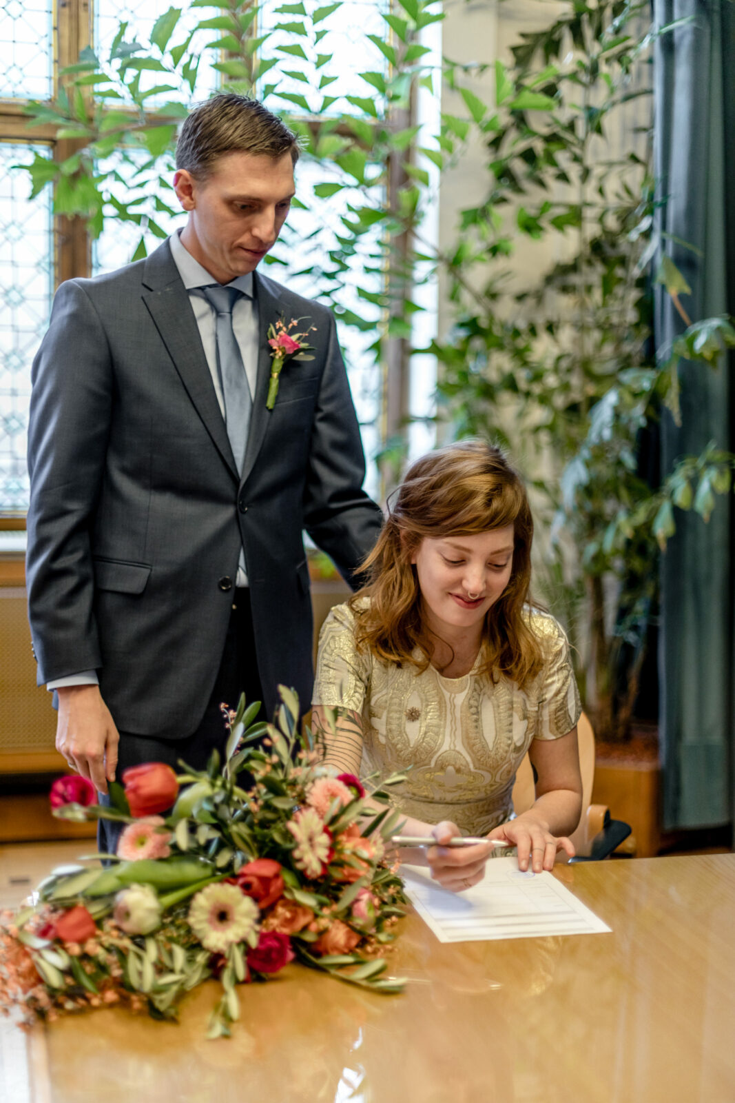 brautpaar-unterzeichnet-vertrag