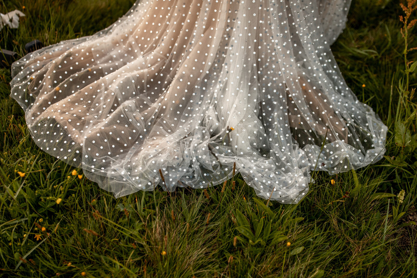 Brautkleid im Gras