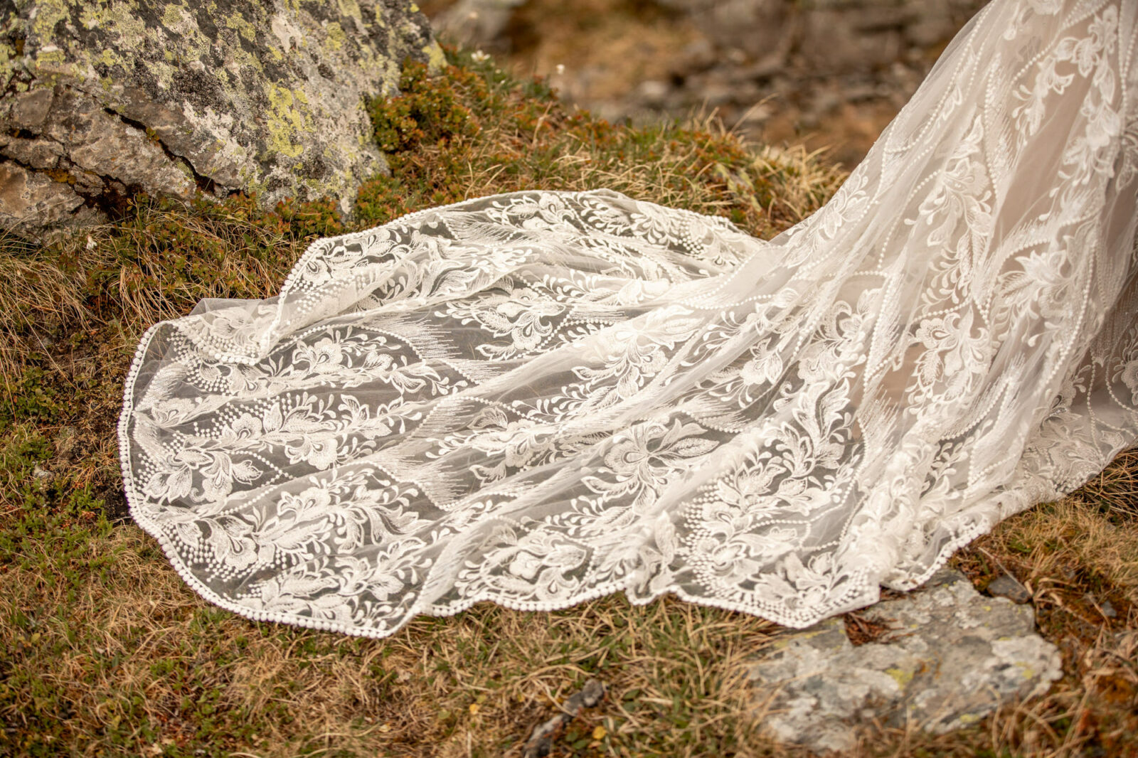 Hochzeitskleid auf einem Berg