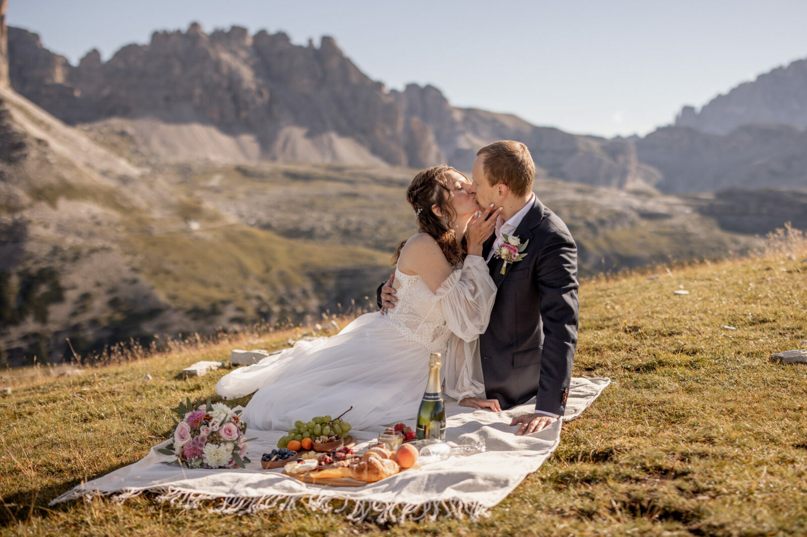 Elopement wedding picnic in the dolomites