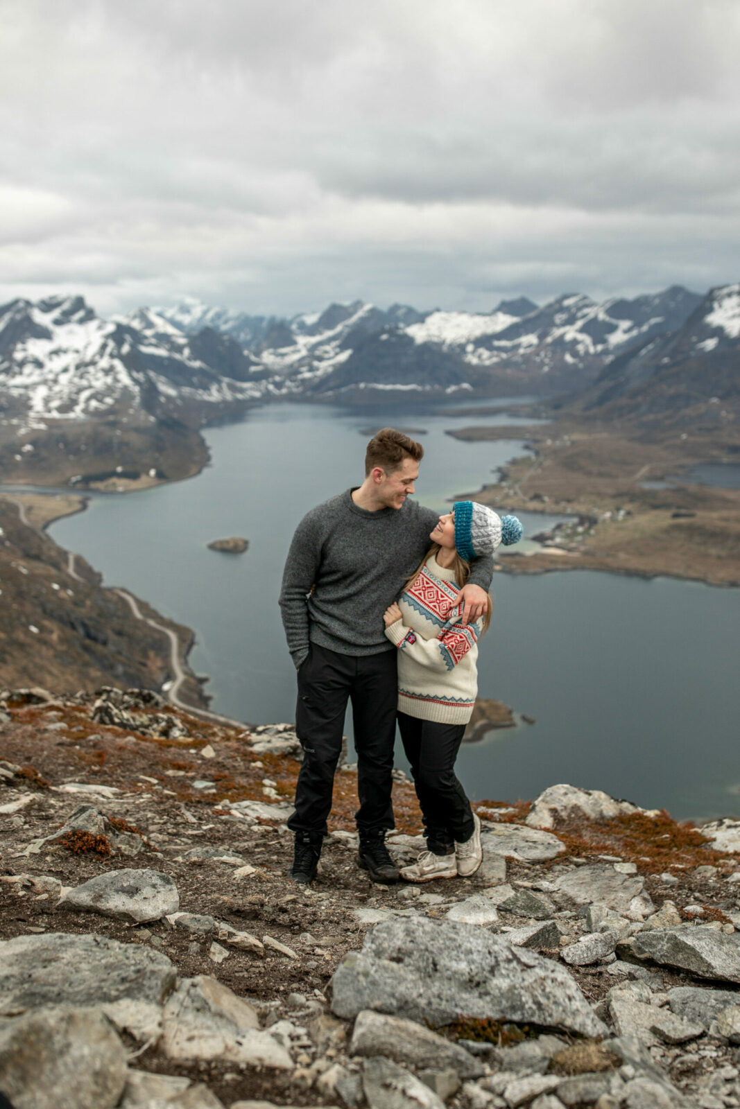 Paarfotos auf den Lofoten in den Bergen