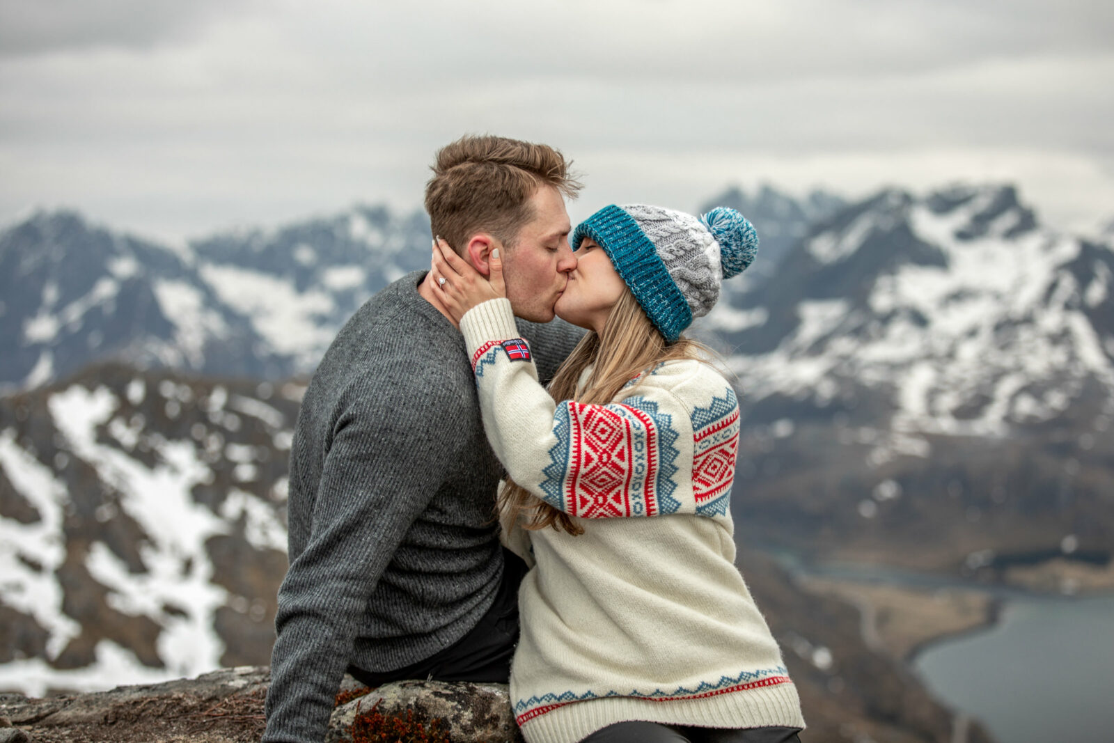 Paarfotos auf einem Berg auf den Lofoten