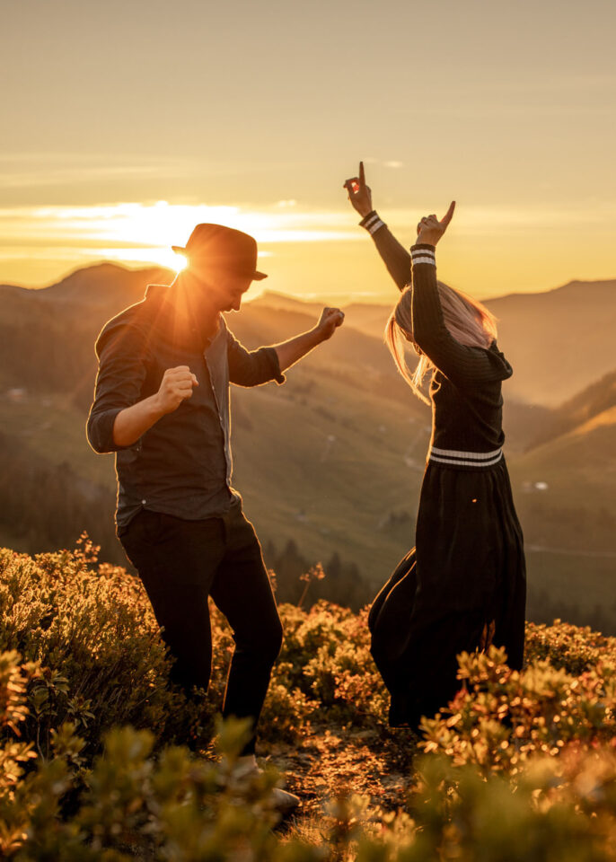 Couple photo session in Austria during sunrise on a mountain 
