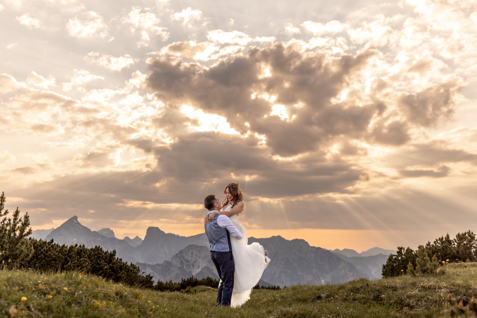 Elopement Wedding Austria Europe sunset hiking in the alps
