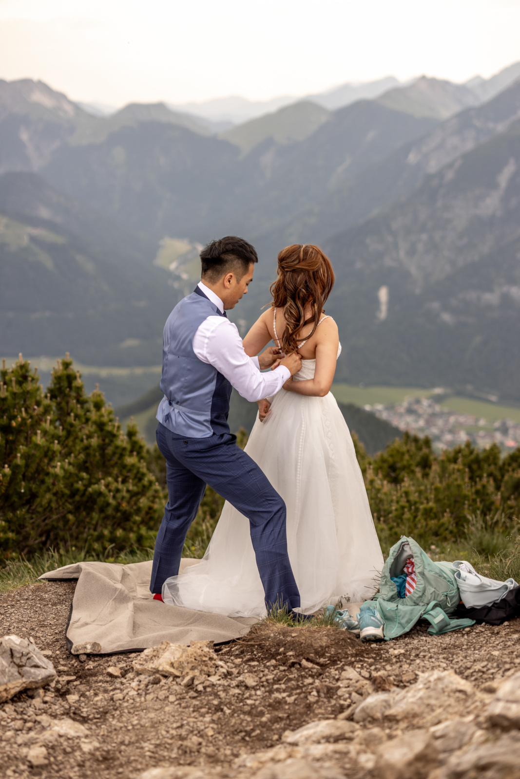 Elopement wedding getting ready in tyrol austria