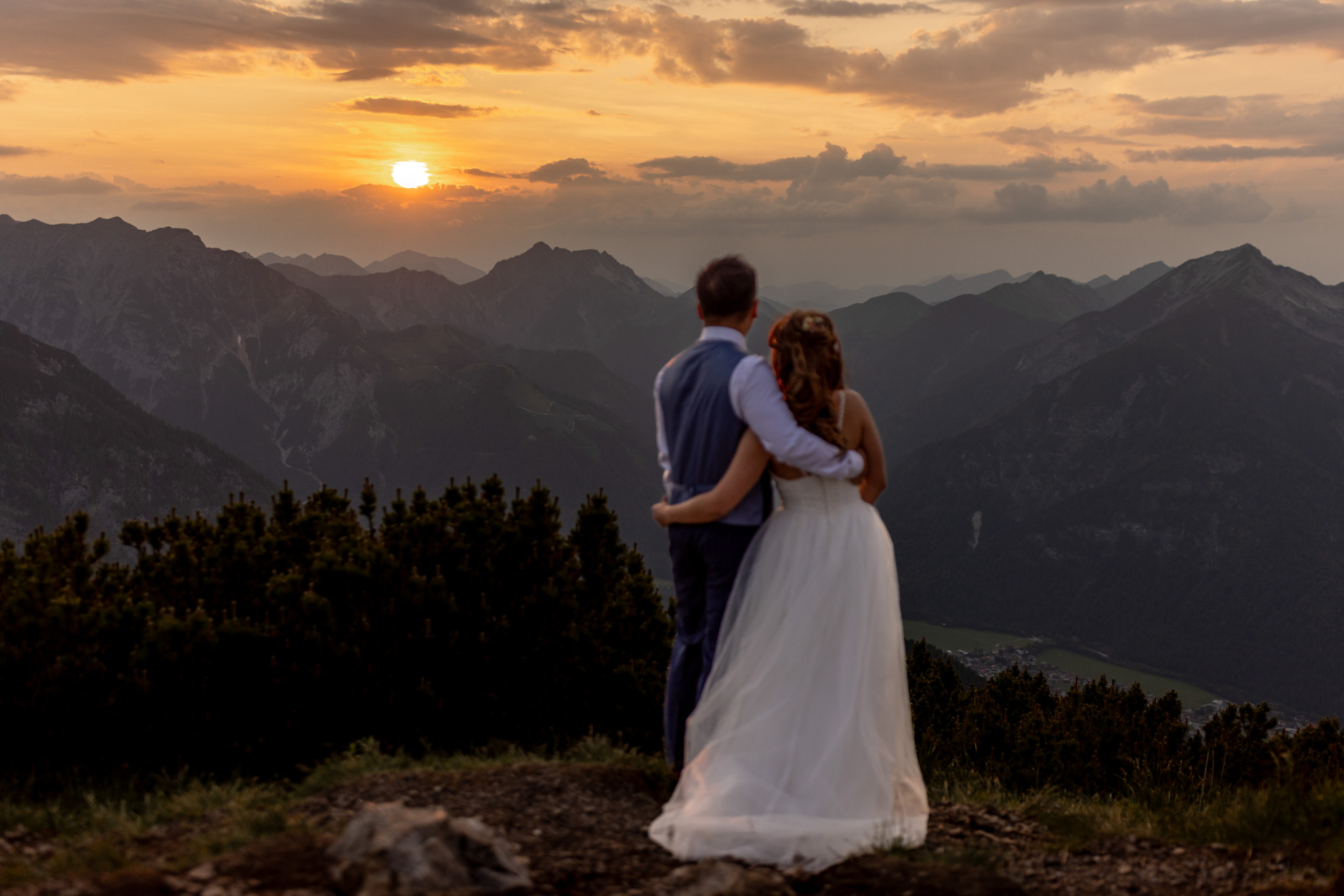 sunset hiking elopement in the alps