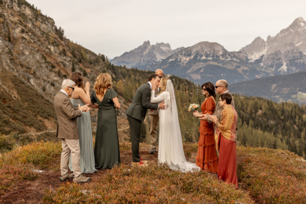 Elopement with family in the austrian mountains