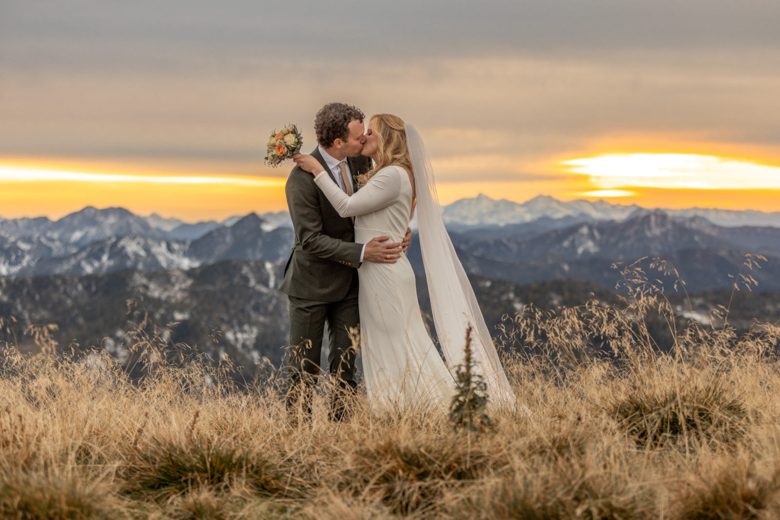 elopement with sunset in the mountains in austria