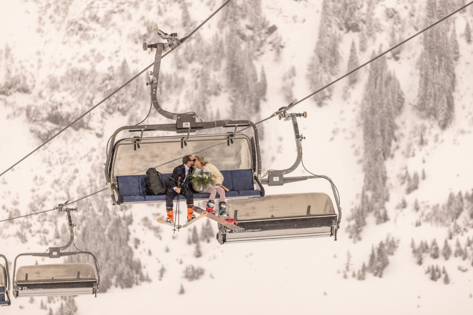 Kiss in the gondola to the ski elopement in Lech am Arlberg