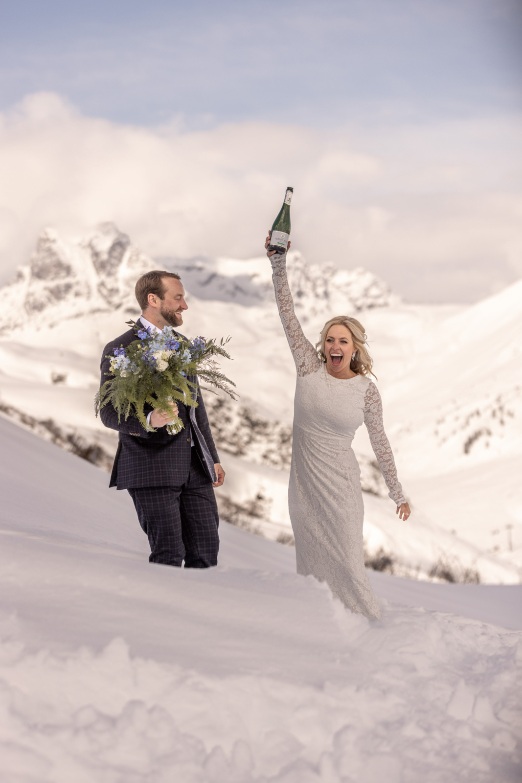 Champagne Pop at the Winter Wedding in Lech am Arlberg