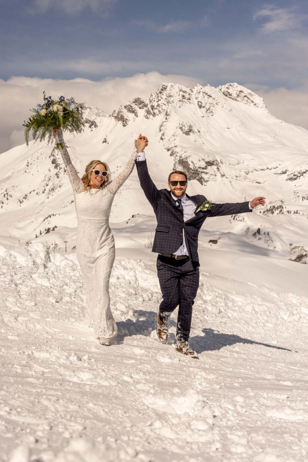 fun ski elopement in Lech am Arlberg
