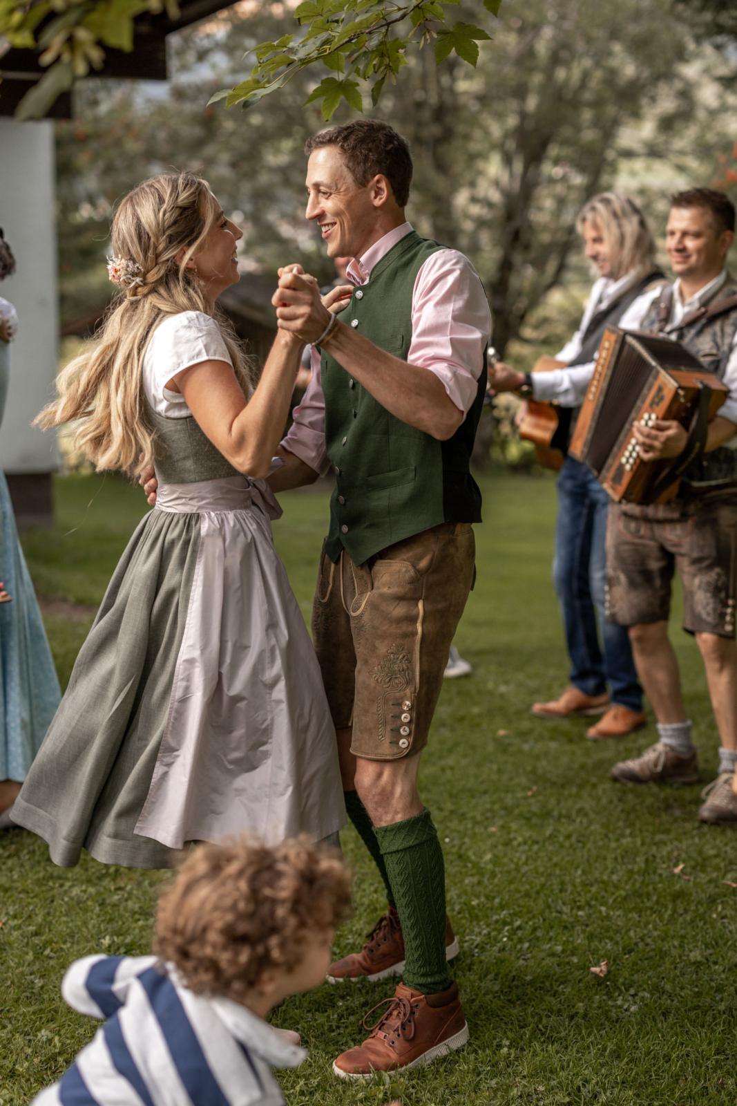 bridal couples dances in Dirndl and Lederhosen
