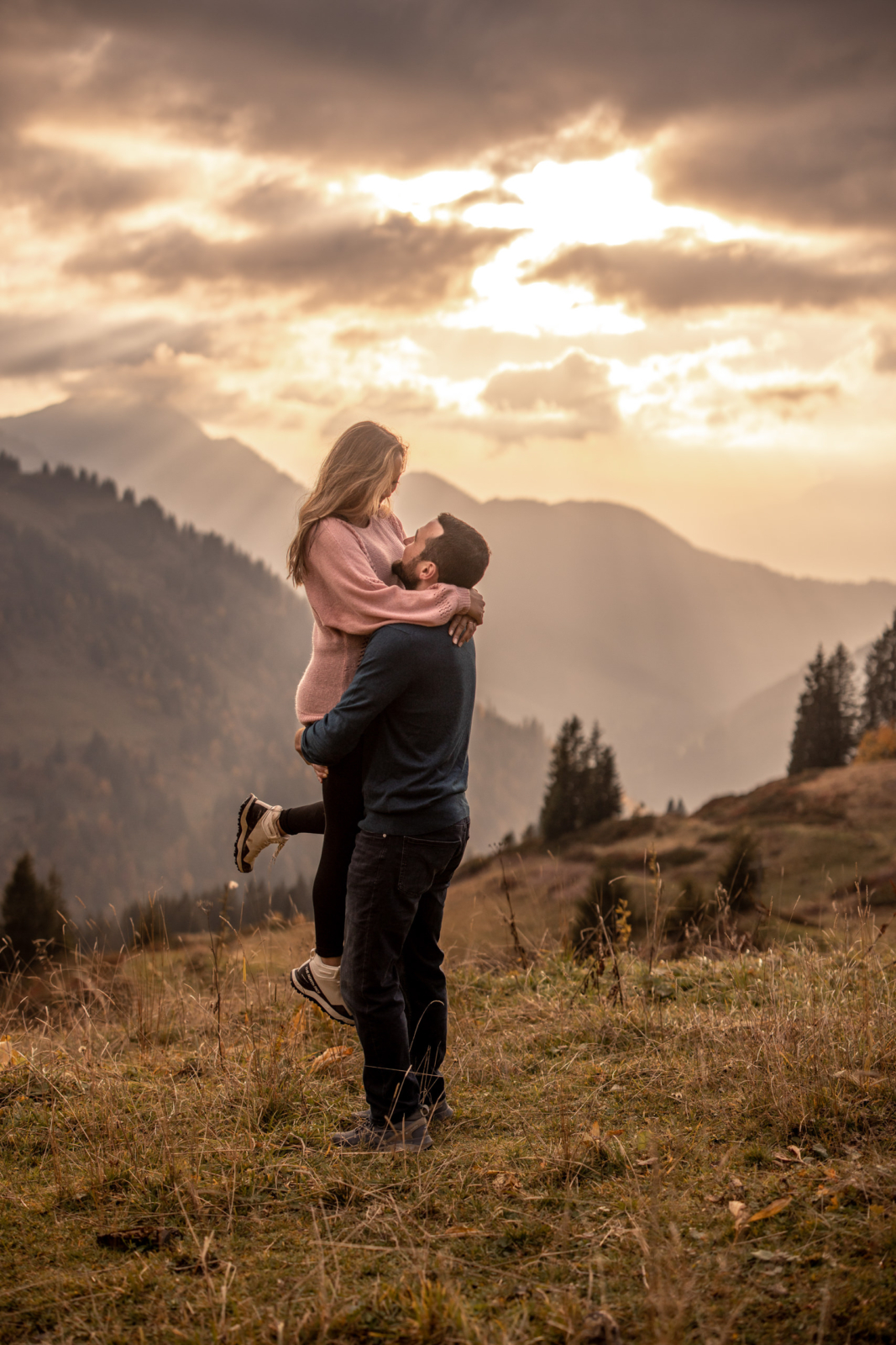 engagement photos during sunset in the mountains in Vorarlberg