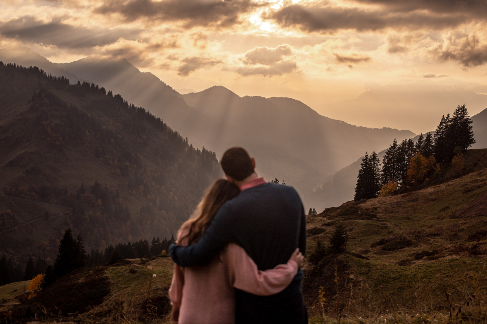 engagement photos during sunset in the mountains in Austria