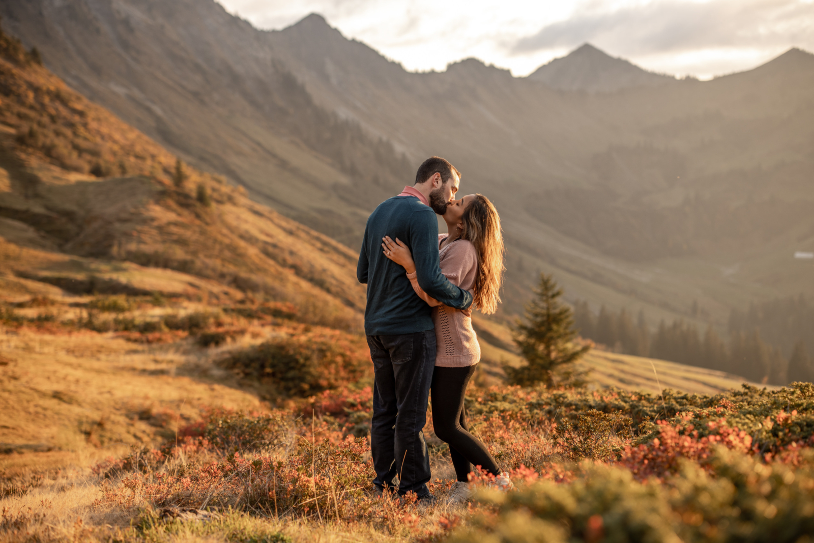 sunset engagement photos in the mountains in Vorarlberg
