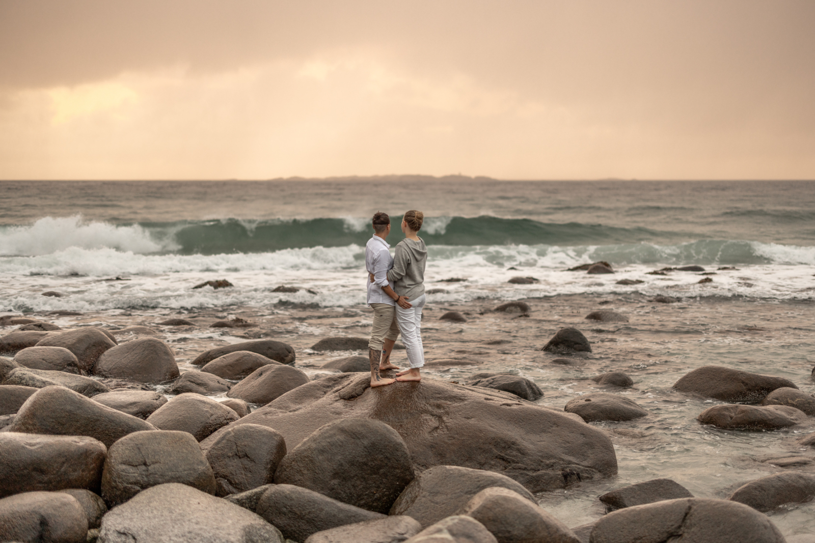 adventurous engagement photos by the sea in Norway