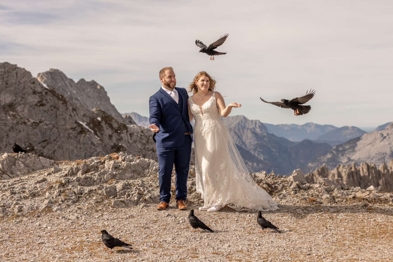 Alpine Birds surprise the couple for their mountain wedding in Austria