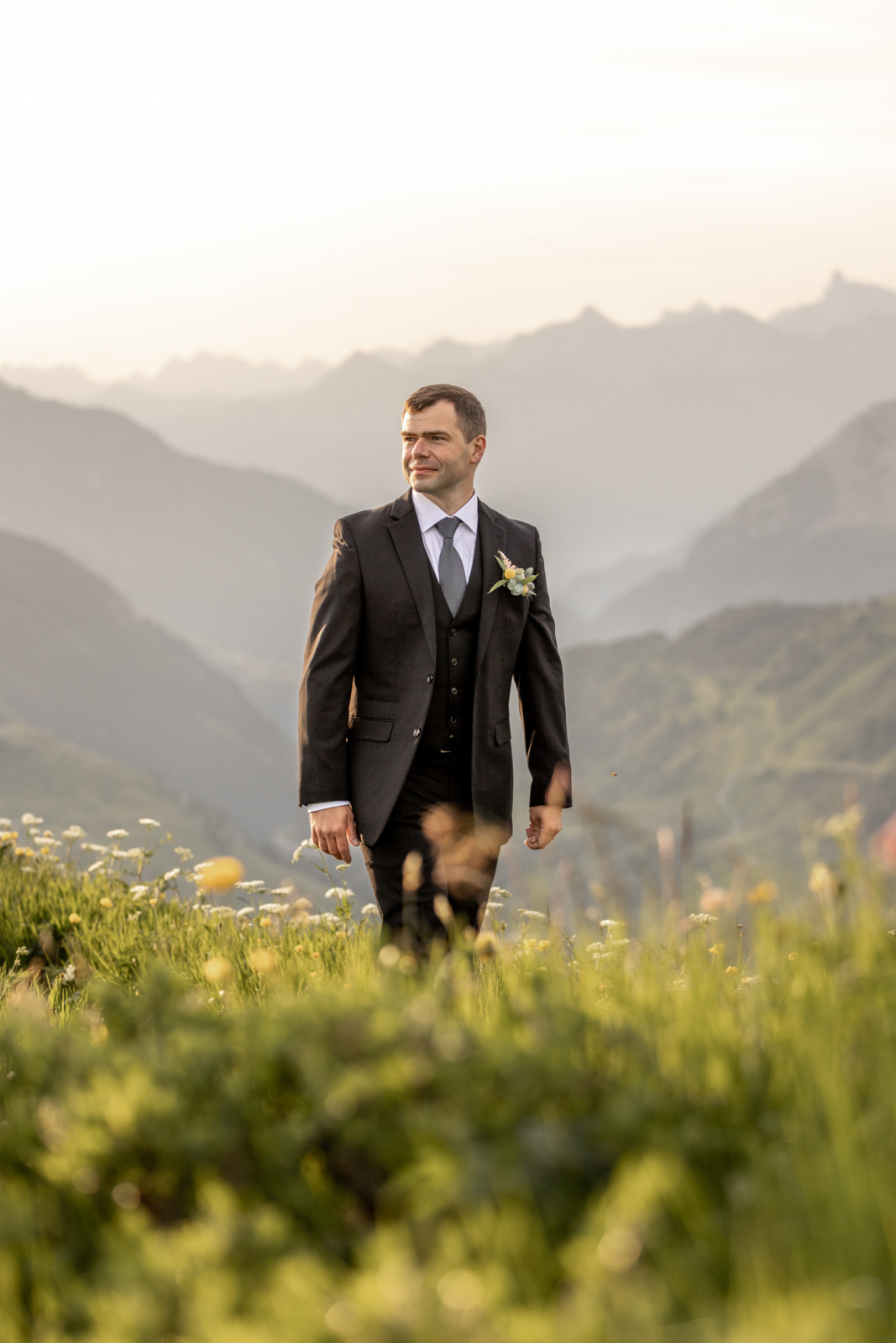 groom portrait in the mountains
