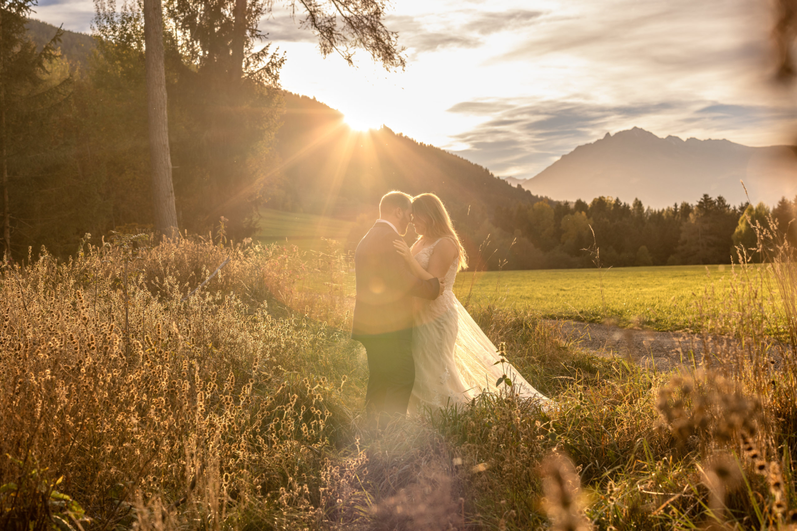 golden sunset light for the wedding photos in Tyrol