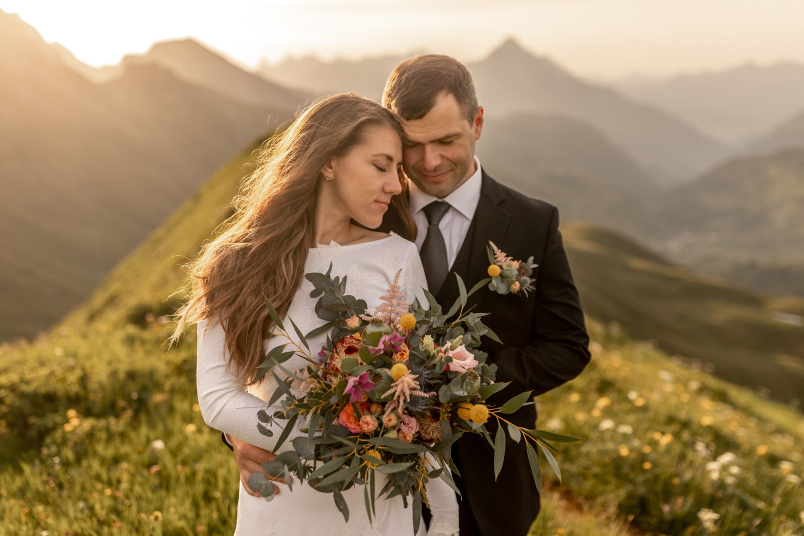 wedding photos in the golden sunrise light in the Austrian Alps