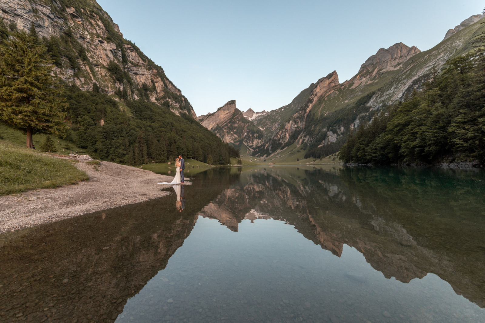 Weddingphotos at an Alpine Lake in Switzerland