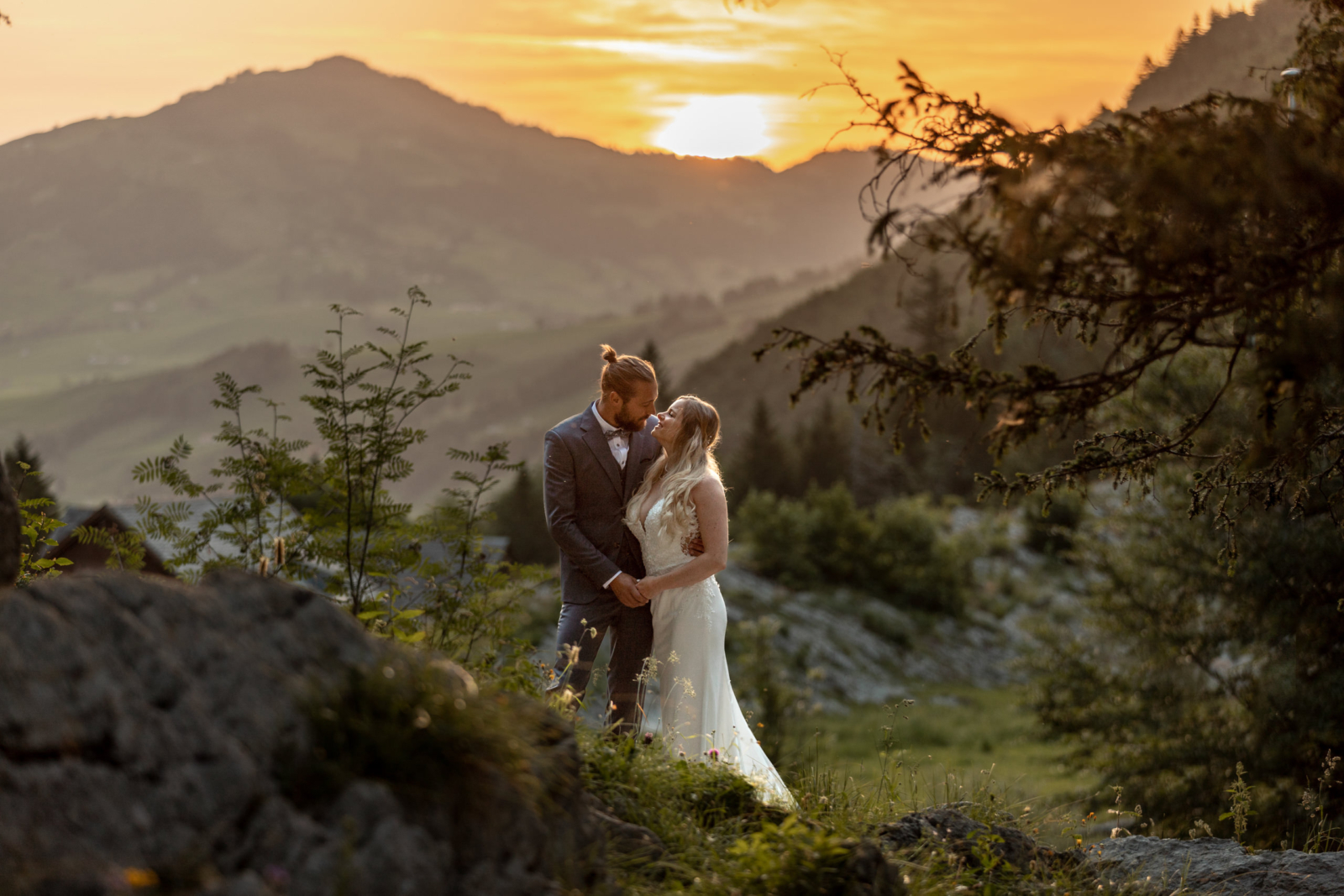 wedding photos with a golden sunrise in the mountains in Switzerland