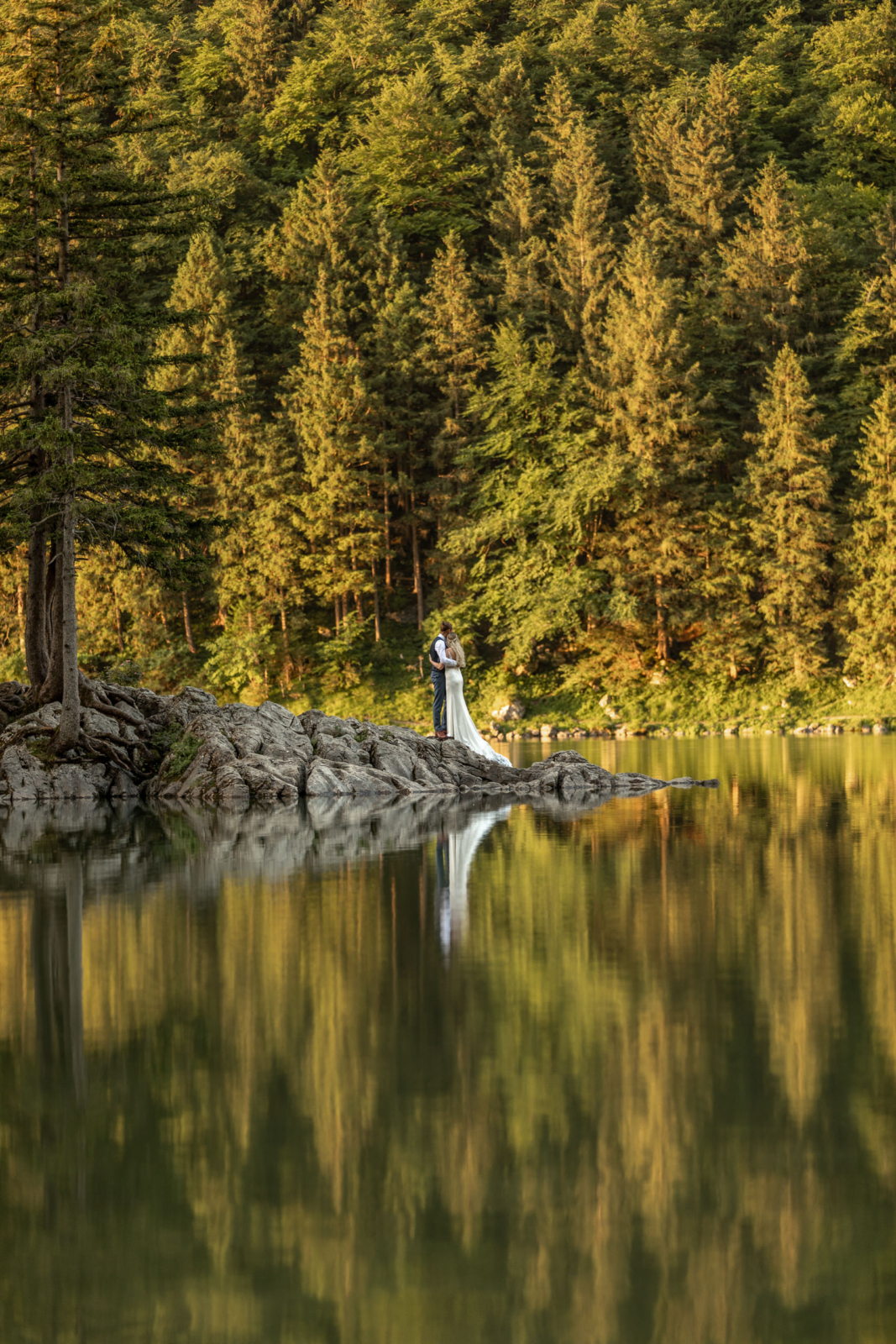 wedding photos with reflection in Lake