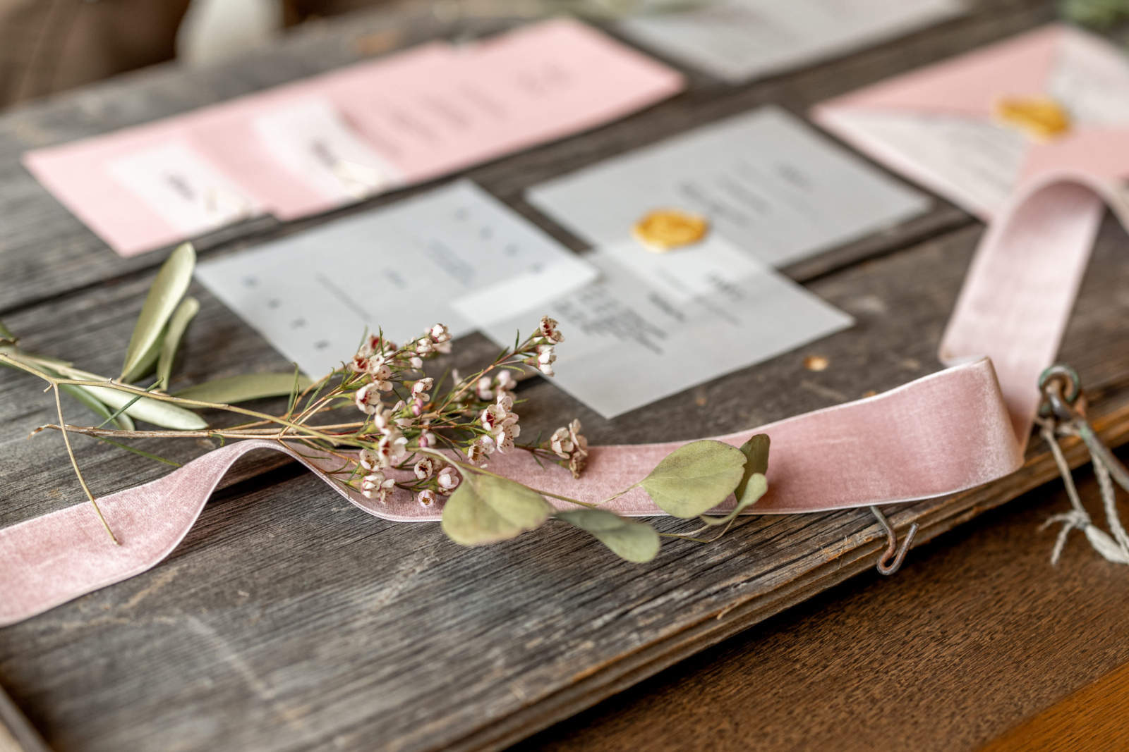 detail photo flower and wedding stationary