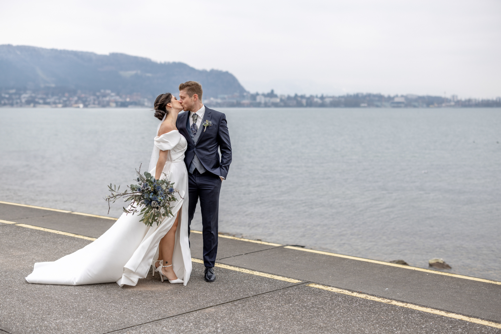 elegant wedding photos by the lake in Austria
