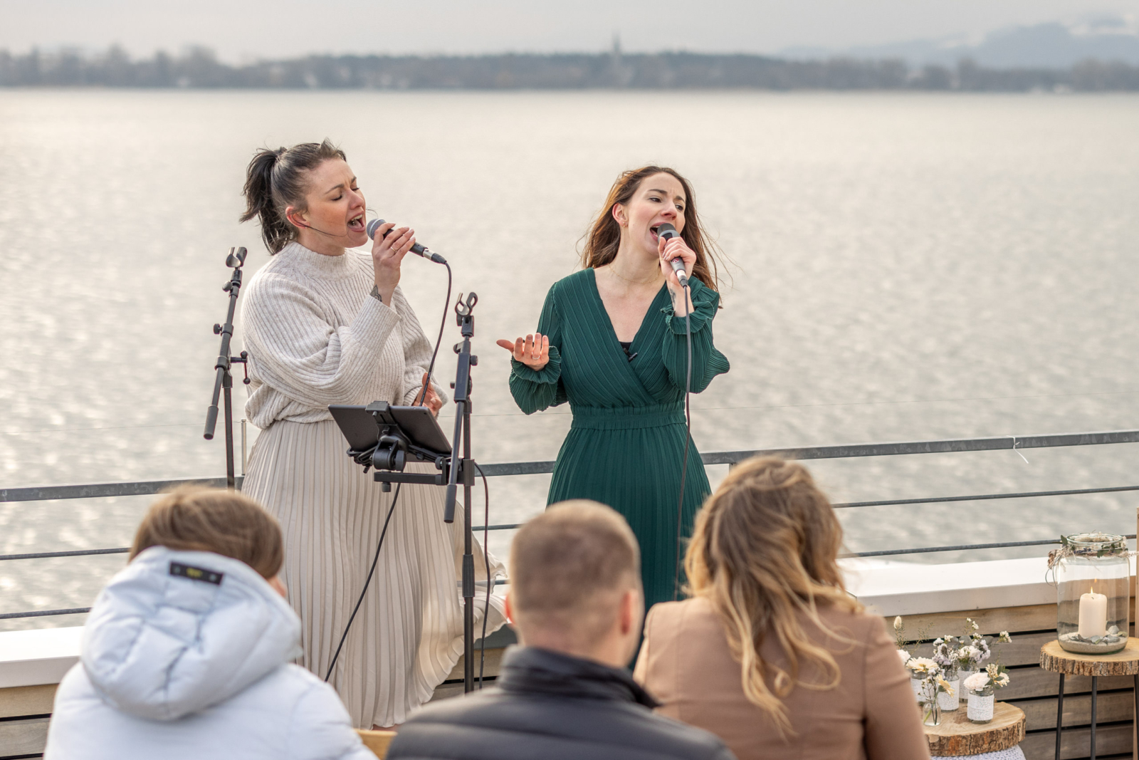 Anna-Lena and Sarah Scheier are singing at the wedding ceremony