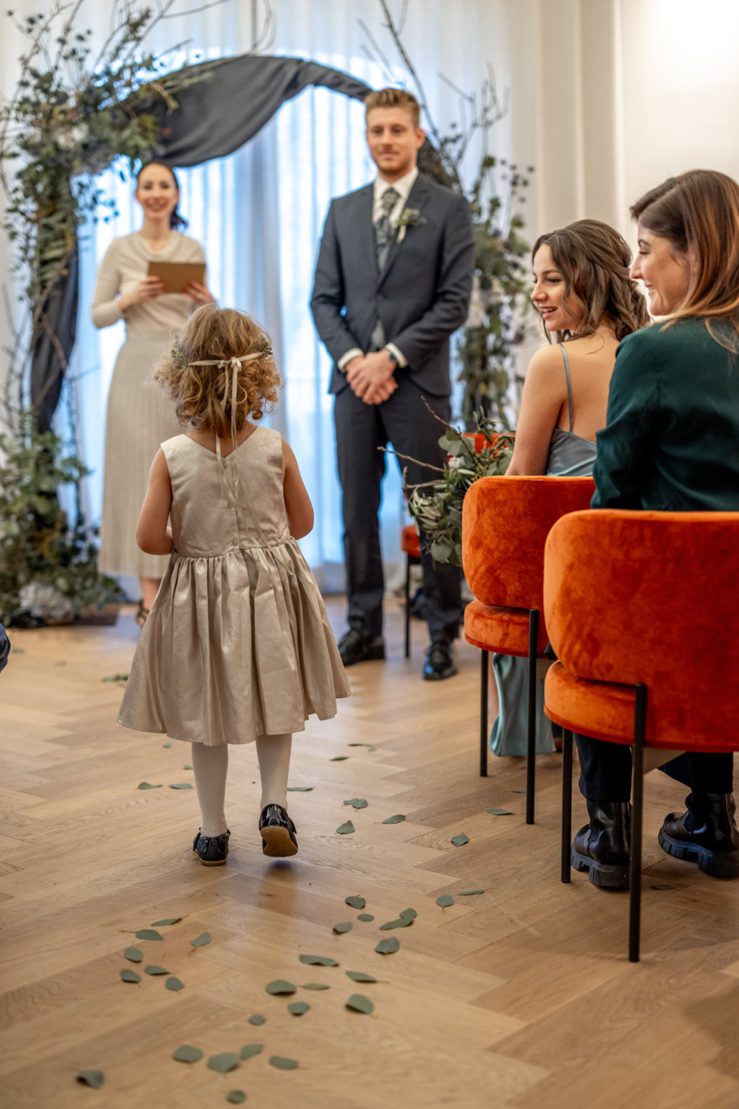 cute flower girl - wedding photos Austria
