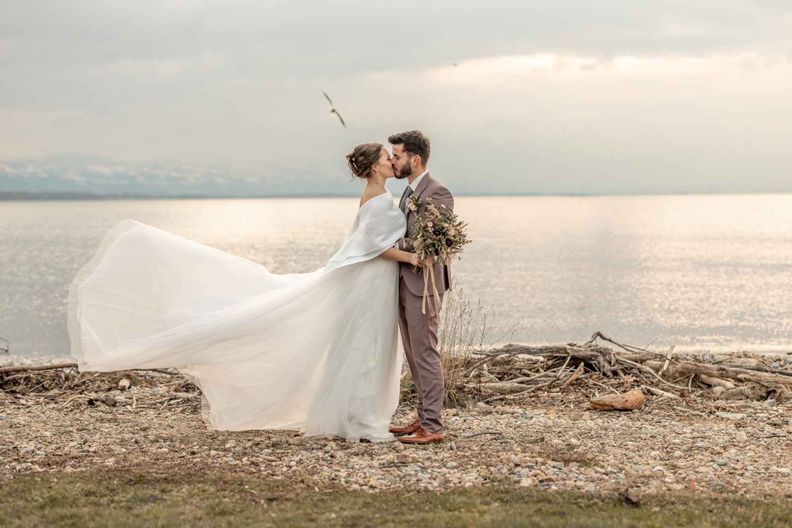 romantic wedding photos by the lake of constance in winter