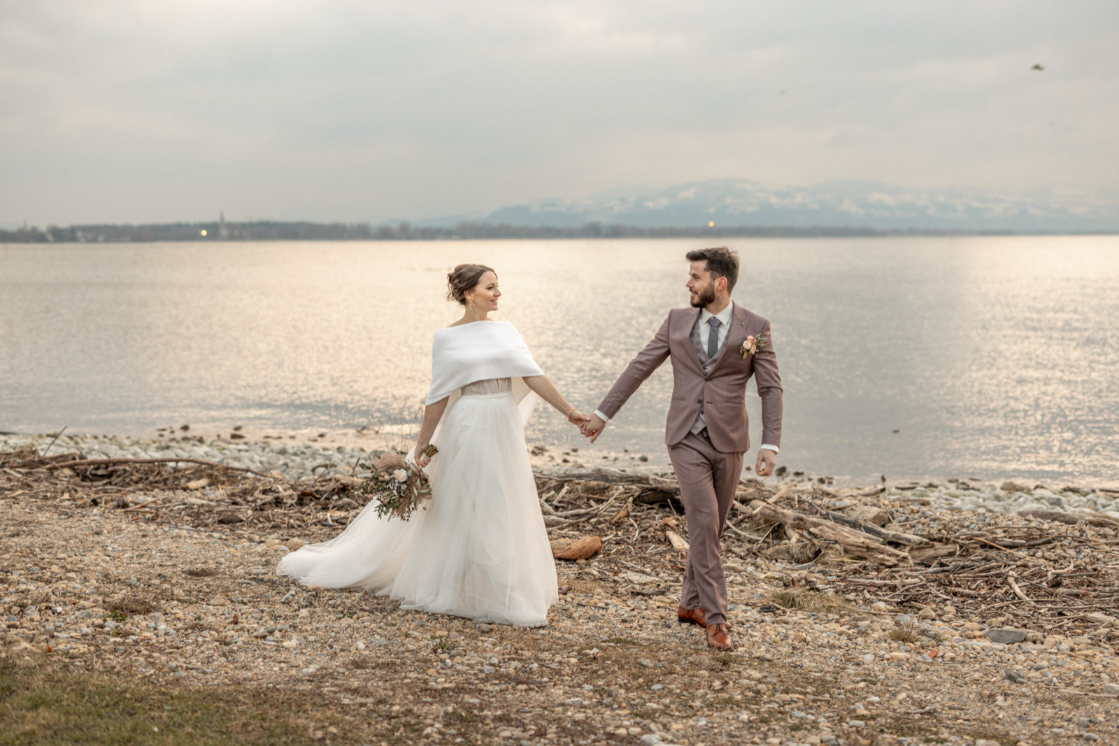 romantic wedding photography by the lake in Austria