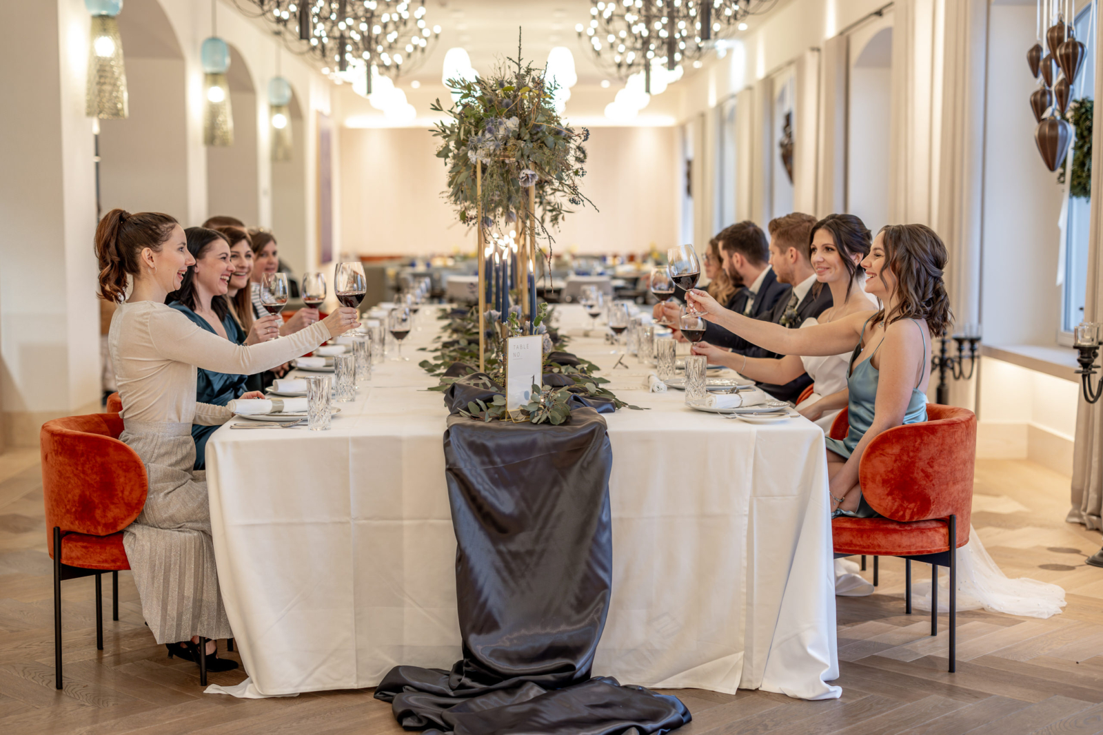 elegant wedding dinner table setting